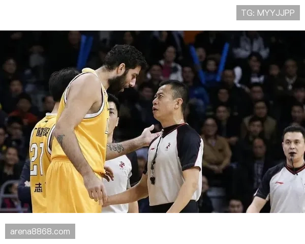篮球防守规则中如何界定合法对抗与犯规吹罚的具体尺度
